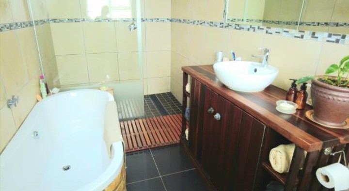 To Let 4 Bedroom Property for Rent in Winterstrand Eastern Cape
